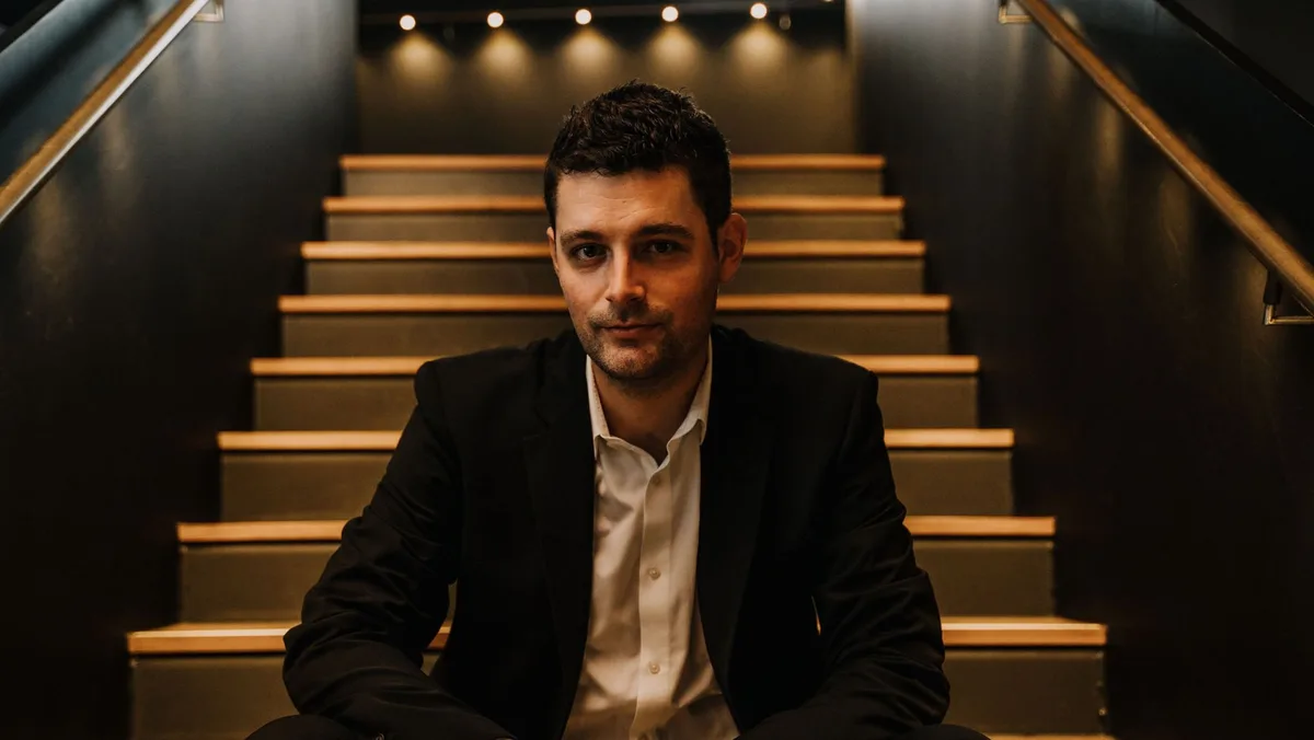 Auch für den Pianisten Ivan Horvatic wird das Konzert «Piano on fire» ein besonderes Ereignis. Ein Mann sitzt auf einer Treppe.